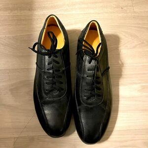 Men’s shoes in black.